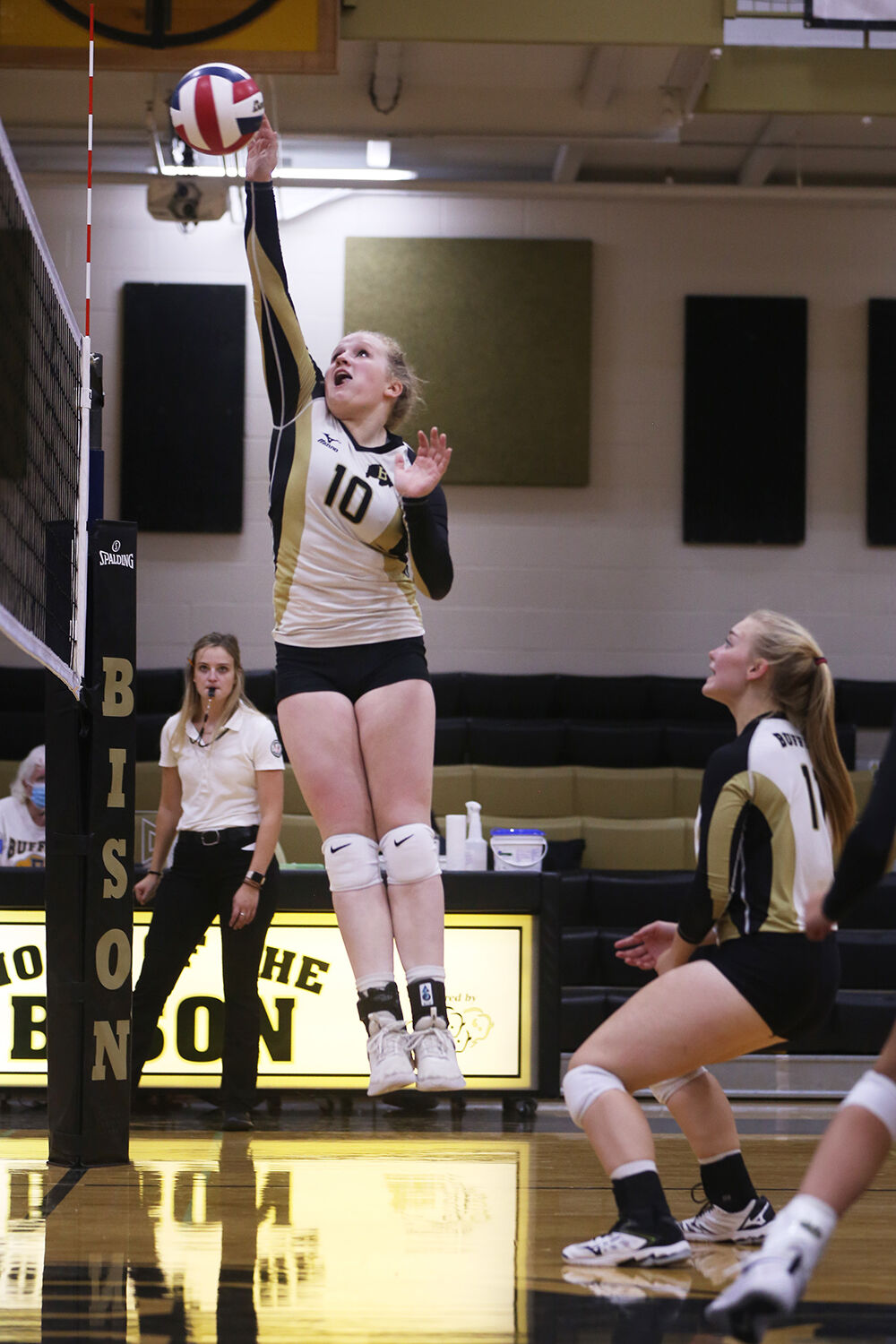 Buffalo High School’s Tessa Taylor stretches up for a tip against Powell